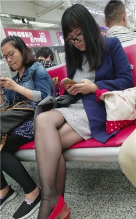 4k-红鞋黑丝眼镜妹，低头玩手机头都不抬一下。
