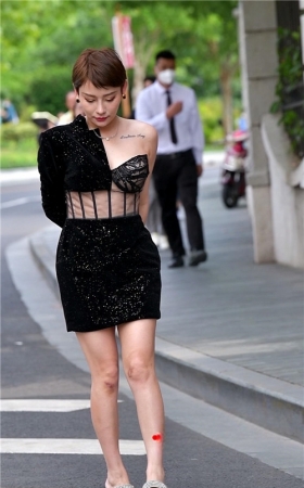 短发美妇