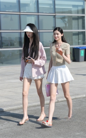 两个短裙美女(88P)