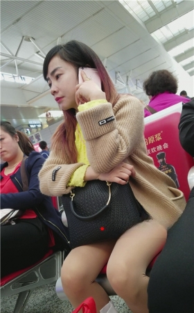 打电话的肉丝妹子