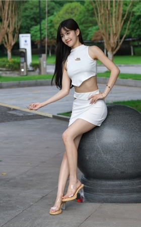 白色包臀裙气质美女(64P)