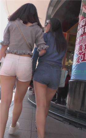白色热裤小美女