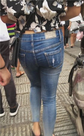 牛仔紧身裤妹子
