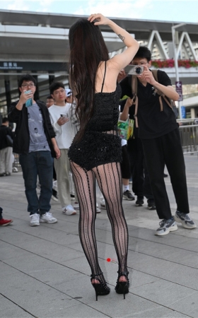 长腿黑丝短裤美女(57P)
