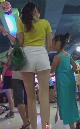 电玩城的长腿少妇，有味道的女人！[954 MB/MP4]