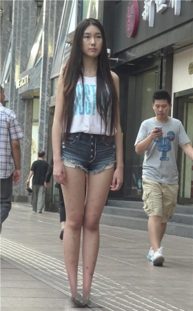长发热裤美女
