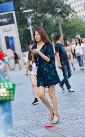 清纯甜美的连体装长腿美女3A3916[145M]