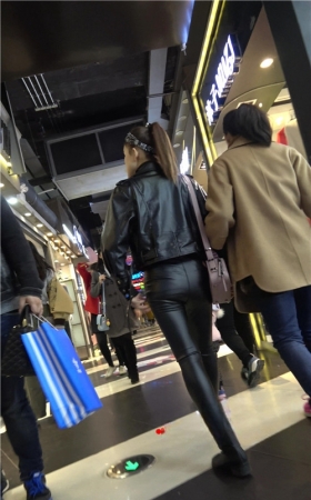 漂亮的紧身皮裤女孩