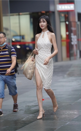 街拍长发连体裙美女【套图+视频】