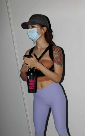 看比赛的紧身美女 [23P]