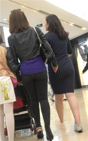 黑色牛仔裤妹子