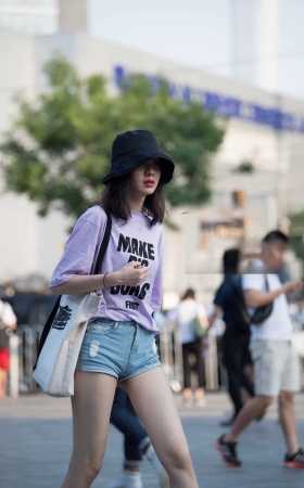紧身热裤大长腿美女 [18P]