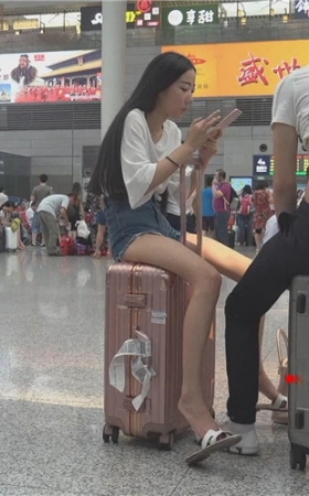 车站休息的长腿美女