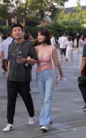 性感抹胸紧牛美女
