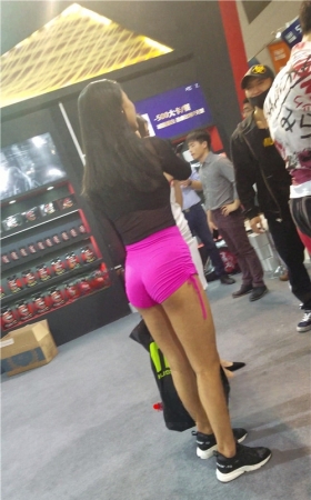 健身的粉红短裤紧身美女