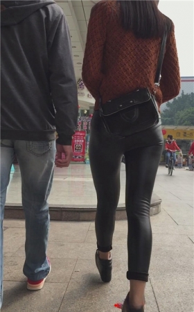 皮裤紧身美女