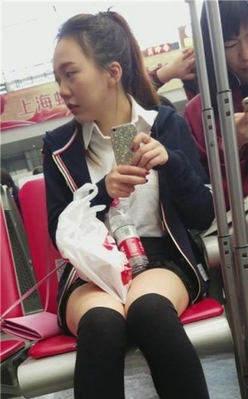 4k-高铁站候车室拍摄长筒黑丝袜超呆萌清新妹子