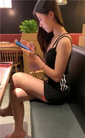 （视频）黑色包臀裙长腿美女