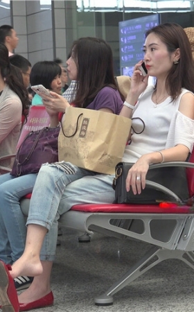 红鞋牛仔裤妹子