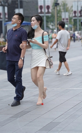 漂亮的高腰白裙美女【套图+视频】