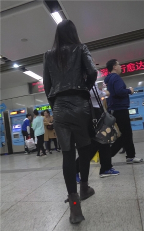 黑色皮裙妹子