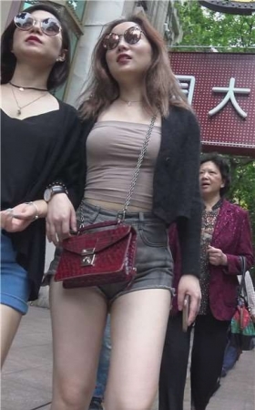 4k-街拍丰满美臀牛仔短裤墨镜美女姐姐 [1.34 GB]