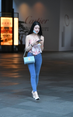 长腿牛仔小妹