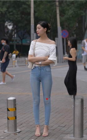 高挑的紧牛美女【套图+视频】
