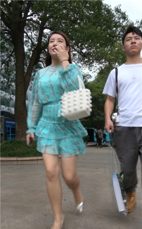 连衣裙妹子