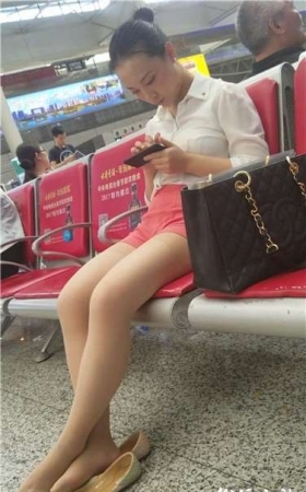 4k超清，候车室大秀丝袜美腿的粉热裤女孩