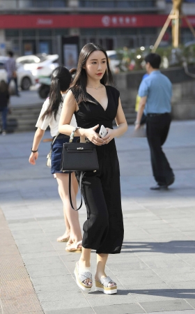 含情脉脉的黑衣美女 [14P]