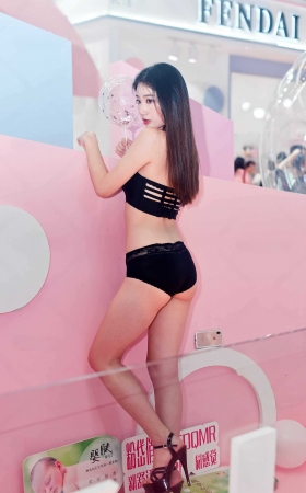 2019甚至内衣展可爱小妹 [12P]