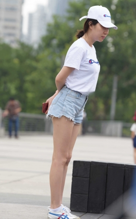 背影很迷人，很活泼的小姑娘 [20P]