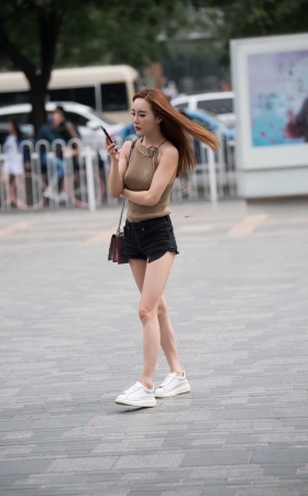 等朋友的黑色热裤美女 [23P]
