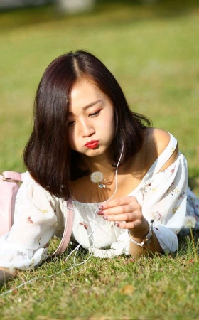 校园里爱玩蒲公英的美女3A2374[22.4M]