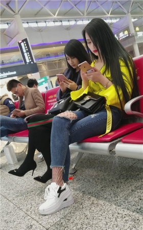 漂亮的长发牛仔裤美女