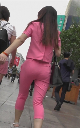 粉红套装紧身美女