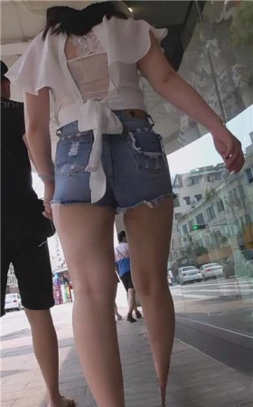牛仔热裤丰臀微胖美女跟男友手拉手压马路  [589 MB]