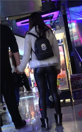 几组紧身皮裤美女