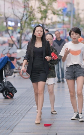 楼下小区的美腿高跟美女3A2927[659M]
