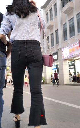 黑色牛仔裤MM