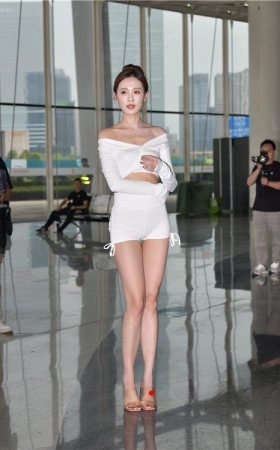 性感的白色紧身热裤美女(51P)