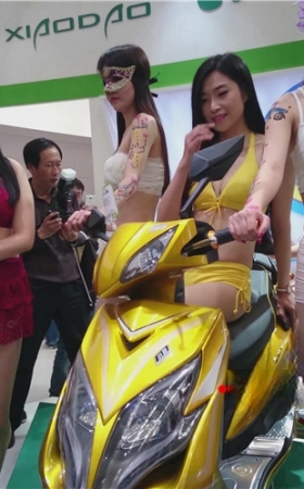 人体彩绘戴面具的小姐姐