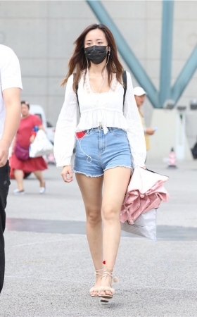 牛仔热裤妹子(35P)