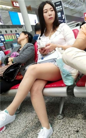 4k-白衬衫格子裙运动鞋街拍肉丝美腿