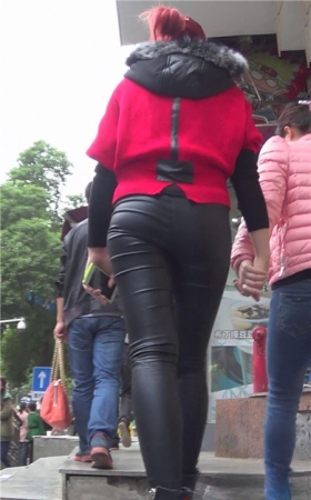 红发紧身皮裤