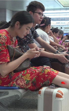 漂亮的红色花裙女孩