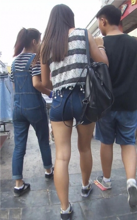 紧身牛仔热裤美女