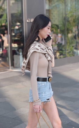 打电话的小姐姐 [18P]