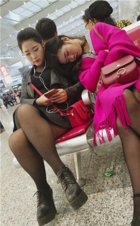 两个漂亮的黑丝女孩
